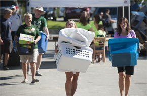 Alumni help students move in to Carlise Hall during Welcome Weekend