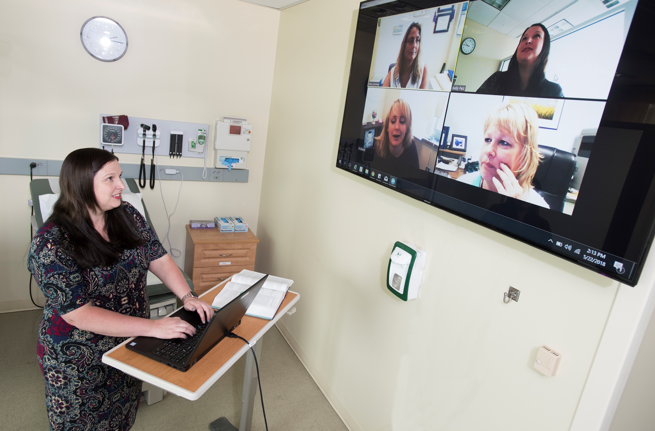 Graduate nursing faculty instructing students online