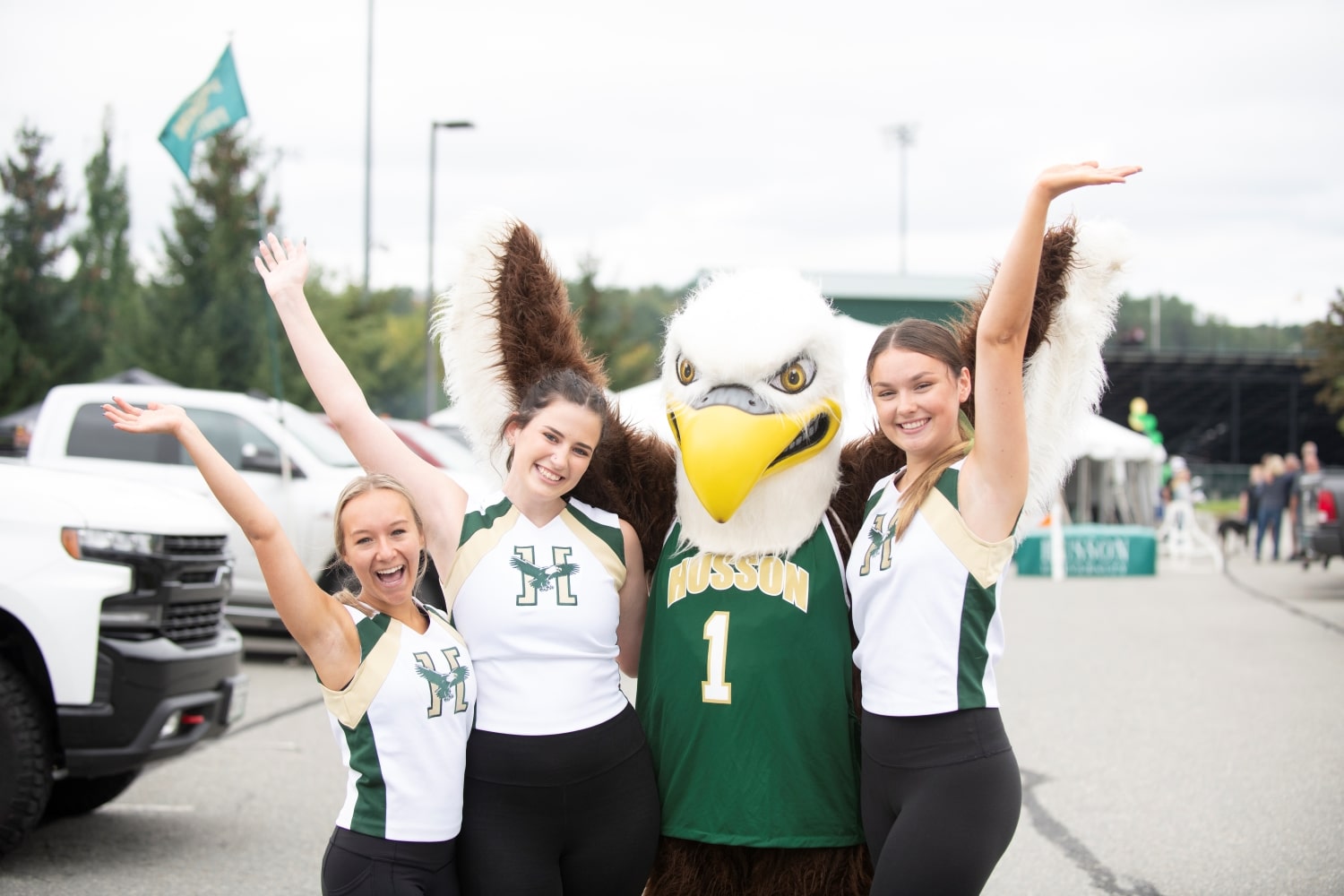 Baldwin the eagle standing in between two cheerleaders