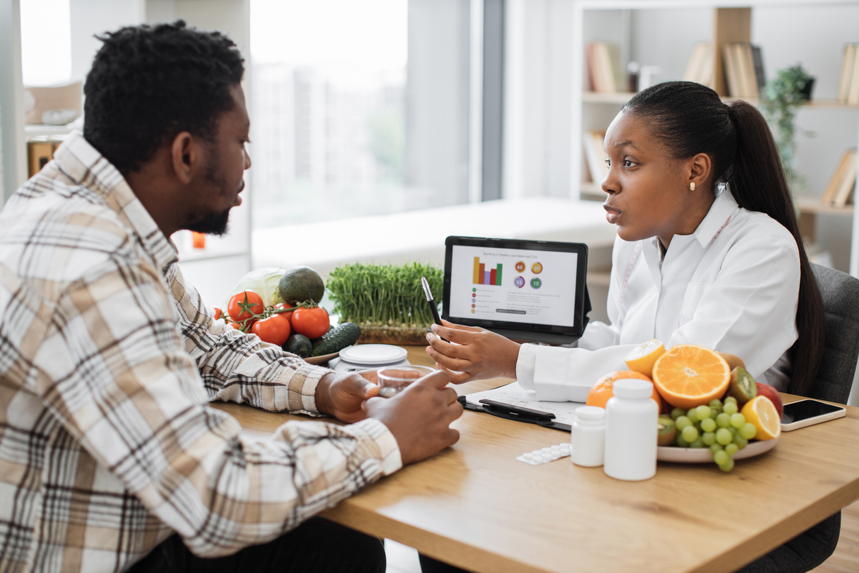 Sports nutritionist talking to a client.