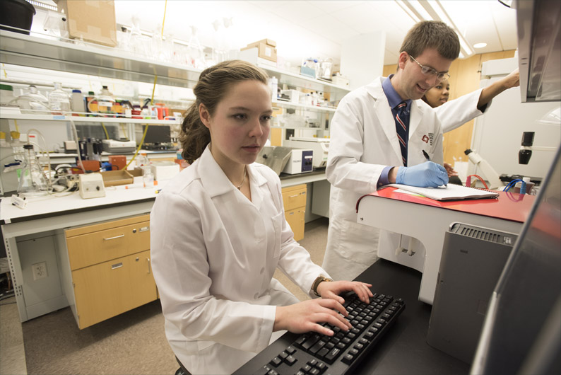 Pharmacy students in the research lab